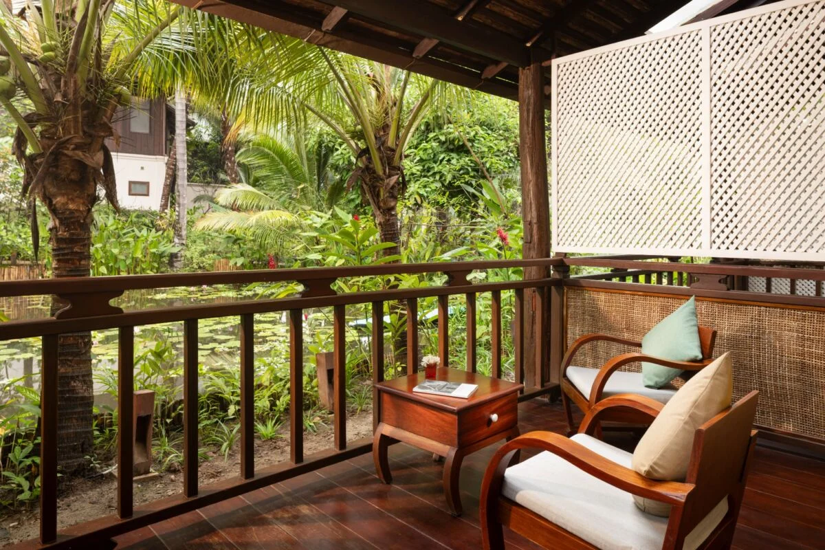 maison-dalabua-terrace-pond